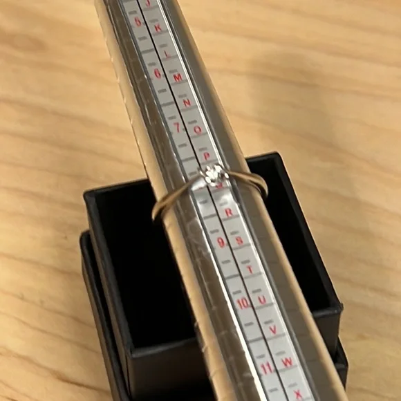 🔥Genuine .12tdw 10KT White Gold Diamond Ring size 8 - Picture 6 of 14